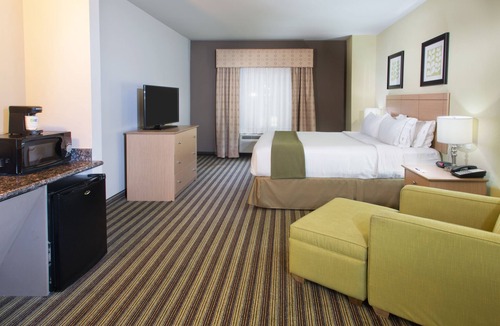Alvarado Hotel | Holiday Inn Express Hotel & Suites Alvarado by IHG