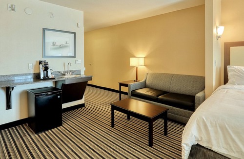 Batavia Hotel | Holiday Inn Express Hotel & Suites Batavia - Darien Lake by IHG