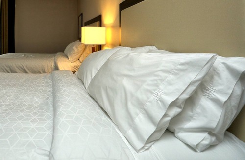Batavia Hotel | Holiday Inn Express Hotel & Suites Batavia - Darien Lake by IHG