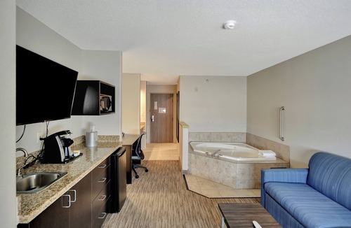 Beatrice Hotel | Holiday Inn Express Hotel & Suites Beatrice by IHG