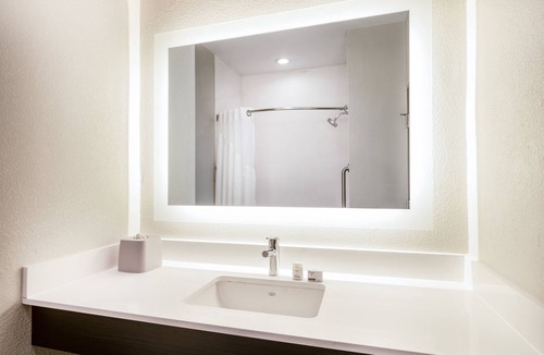 Voth Hotel | Holiday Inn Express Hotel & Suites BEAUMONT NW by IHG