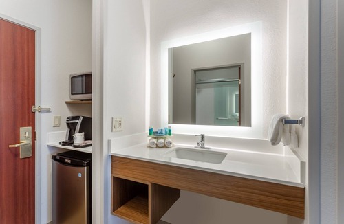 Burlington Hotel | Holiday Inn Express Hotel & Suites Burlington by IHG