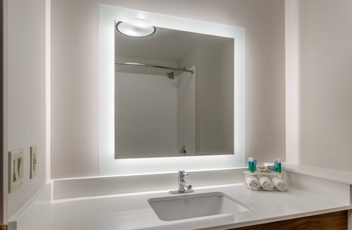 Burlington Hotel | Holiday Inn Express Hotel & Suites Burlington by IHG