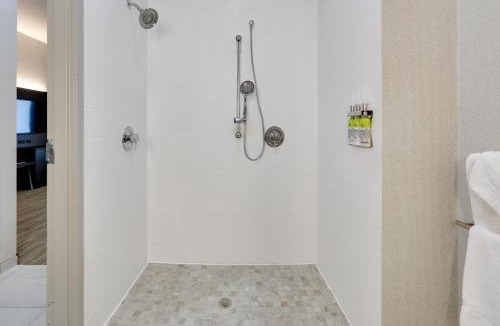 Cleburne Hotel | Holiday Inn Express Hotel & Suites Cleburne by IHG