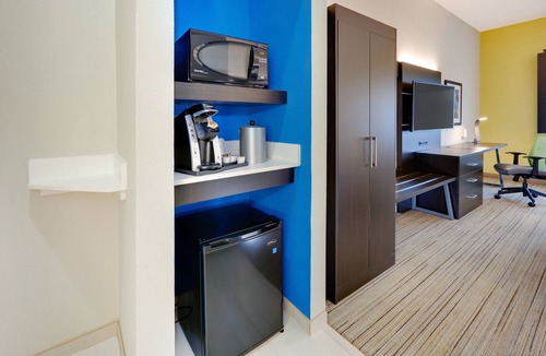Cleburne Hotel | Holiday Inn Express Hotel & Suites Cleburne by IHG