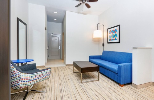 Cleburne Hotel | Holiday Inn Express Hotel & Suites Cleburne by IHG