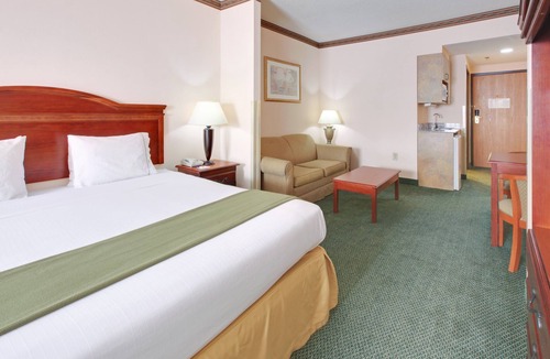Cleveland Hotel | Holiday Inn Express Hotel & Suites Cleveland by IHG