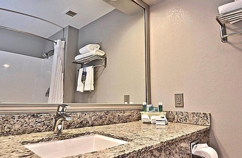 Cleveland Hotel | Holiday Inn Express Hotel & Suites Cleveland by IHG