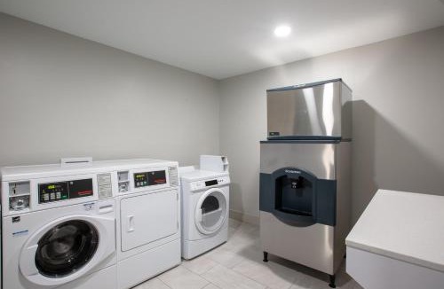 Columbus Hotel | Holiday Inn Express Hotel & Suites Columbus by IHG