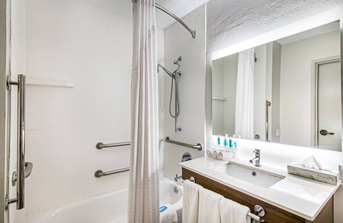 Columbus Hotel | Holiday Inn Express Hotel & Suites Columbus by IHG