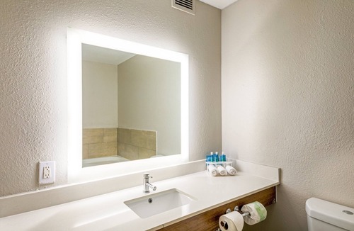 Columbus Hotel | Holiday Inn Express Hotel & Suites Columbus by IHG