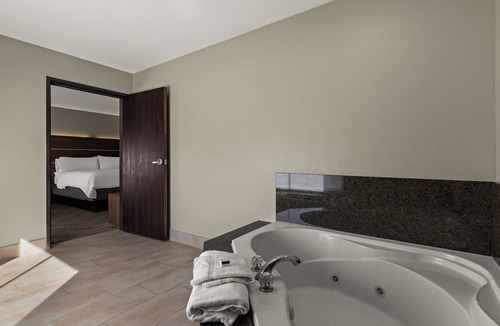 Okmulgee Hotel | Holiday Inn Express Hotel & Suites Okmulgee by IHG