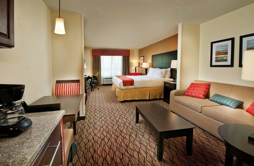 Pearsall Hotel | Holiday Inn Express Hotel & Suites Pearsall by IHG