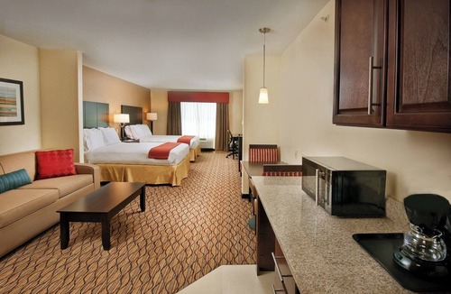 Pearsall Hotel | Holiday Inn Express Hotel & Suites Pearsall by IHG
