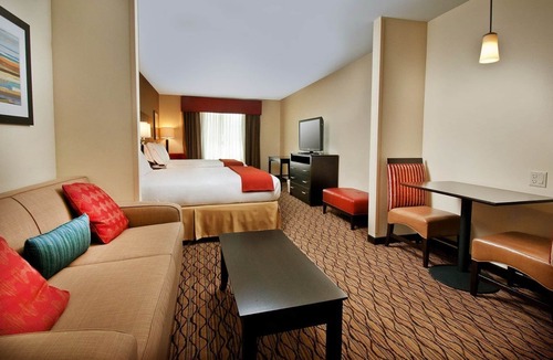 Pearsall Hotel | Holiday Inn Express Hotel & Suites Pearsall by IHG
