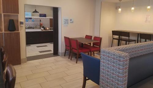 Wendel Hotel | Holiday Inn Express Irwin PA TPK Exit 67 by IHG