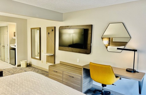 Madison Hotel | Holiday Inn Express Madison by IHG
