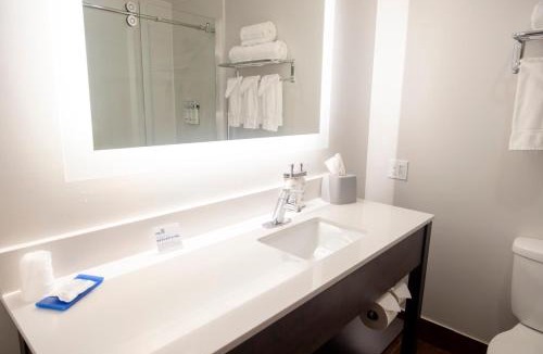 Marshfield Hotel | Holiday Inn Express Marshfield - Springfield Area by IHG