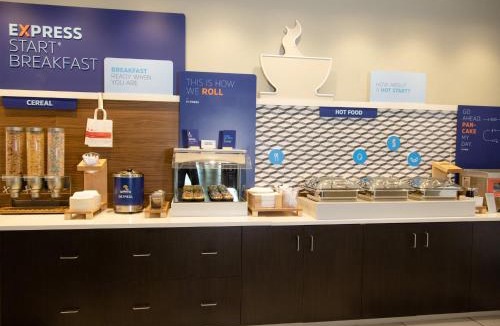 Marshfield Hotel | Holiday Inn Express Marshfield - Springfield Area by IHG