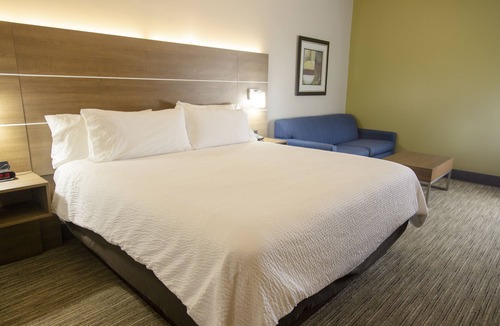 Marshfield Hotel | Holiday Inn Express Marshfield by IHG