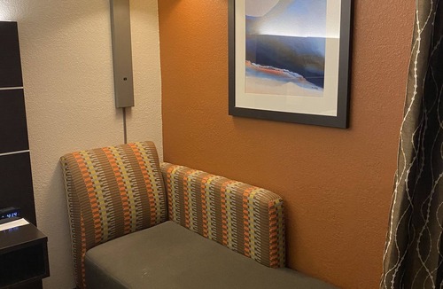 Metropolis Hotel | Holiday Inn Express Metropolis by IHG