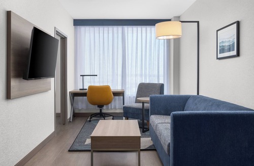 Saint-Laurent Hotel | Holiday Inn Express Montreal Airport - St-Laurent by IHG
