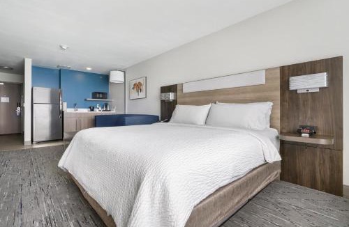 Peru Hotel | Holiday Inn Express Peru-Lasalle Area by IHG