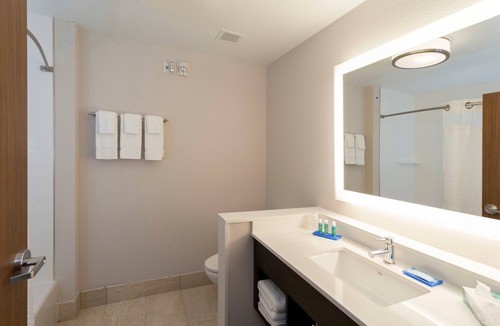 East Irondequoit Hotel | Holiday Inn Express Rochester NE- Irondequoit by IHG