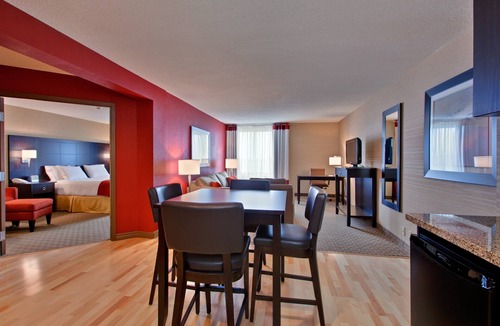 Chatham-Kent Hotel | Holiday Inn Express & Suites Chatham South by IHG