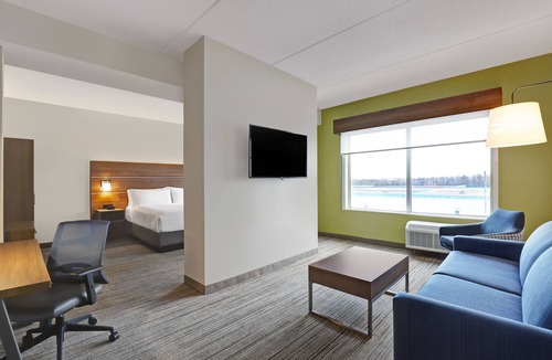Collingwood Hotel | Holiday Inn Express & Suites Collingwood by IHG