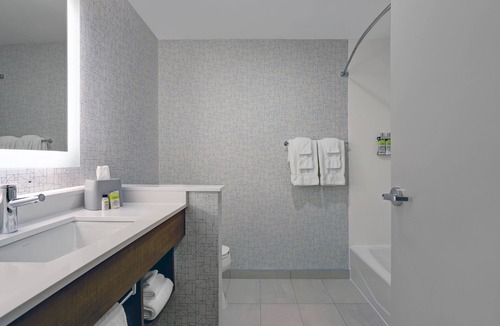 Collingwood Hotel | Holiday Inn Express & Suites Collingwood by IHG