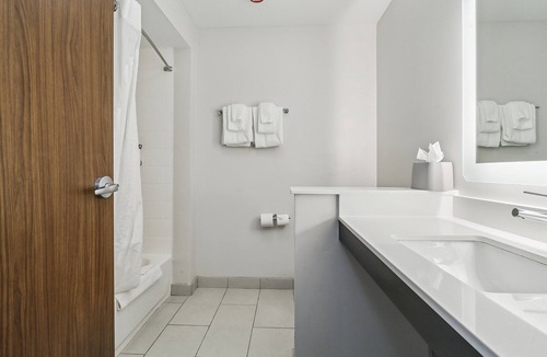 Bensenville Hotel | Holiday Inn Express & Suites Bensenville - O'Hare by IHG
