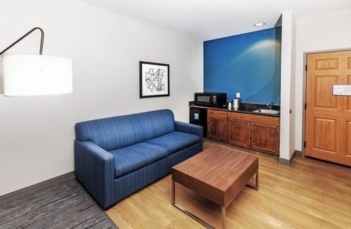 Broken Arrow Hotel | Holiday Inn Express & Suites Tulsa S Broken Arrow Hwy 51 by IHG