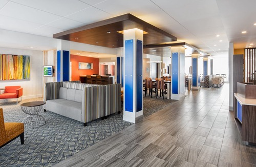 Peoria Hotel | Holiday Inn Express & Suites East Peoria - Riverfront by IHG