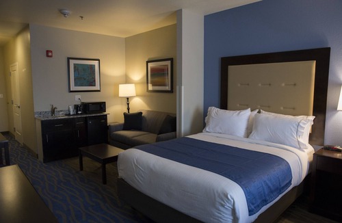 Edwardsville Hotel | Holiday Inn Express & Suites Edwardsville by IHG
