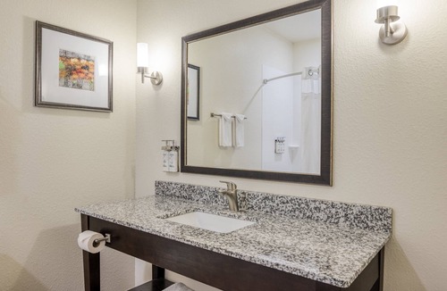 Edwardsville Hotel | Holiday Inn Express & Suites Edwardsville by IHG
