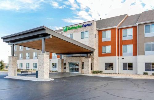 St. Charles Hotel | Holiday Inn Express & Suites Chicago West - St Charles by IHG