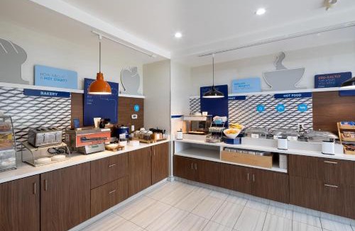 St. Charles Hotel | Holiday Inn Express & Suites Chicago West - St Charles by IHG