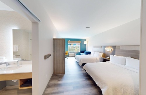 Schaumburg Hotel | Holiday Inn Express & Suites Chicago Schaumburg by IHG