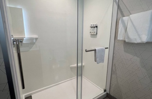 Schaumburg Hotel | Holiday Inn Express & Suites Chicago Schaumburg by IHG