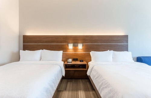 Springfield Hotel | Holiday Inn Express & Suites Springfield North by IHG