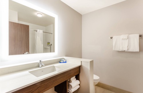 Springfield Hotel | Holiday Inn Express & Suites Springfield North by IHG