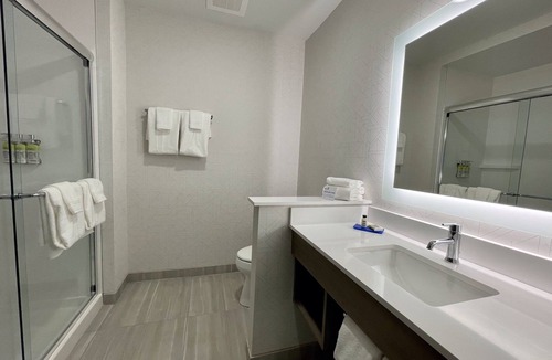 Fort Smith Hotel | Holiday Inn Express & Suites Ft. Smith Airport by IHG