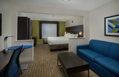 Lawrence Hotel | Holiday Inn Express & Suites Lawrence, an IHG Hotel