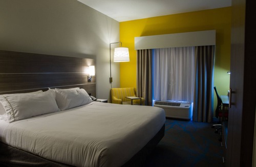 Litchfield Hotel | Holiday Inn Express & Suites Litchfield West by IHG