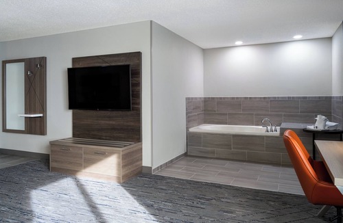 Midwest City Hotel | Holiday Inn Express & Suites Midwest by IHG