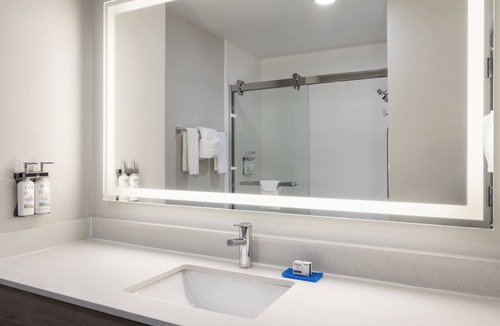 Midwest City Hotel | Holiday Inn Express & Suites Midwest by IHG