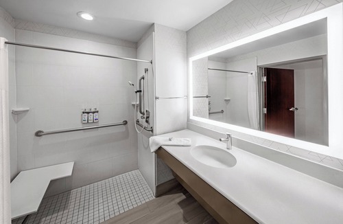 San Antonio Hotel | Holiday Inn Express & Suites San Antonio - Frost Bank Ctr