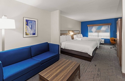 San Antonio Hotel | Holiday Inn Express & Suites San Antonio - Frost Bank Ctr