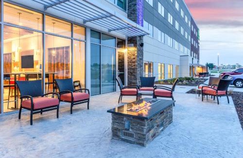 Springfield Hotel | Holiday Inn Express & Suites - Springfield North by IHG